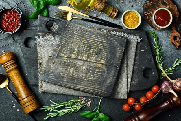 Karty menu i składniki na stole