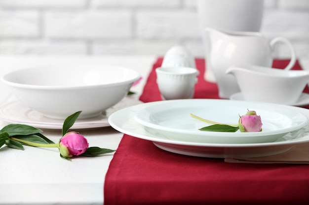 Stół z talerzami i sztućcami